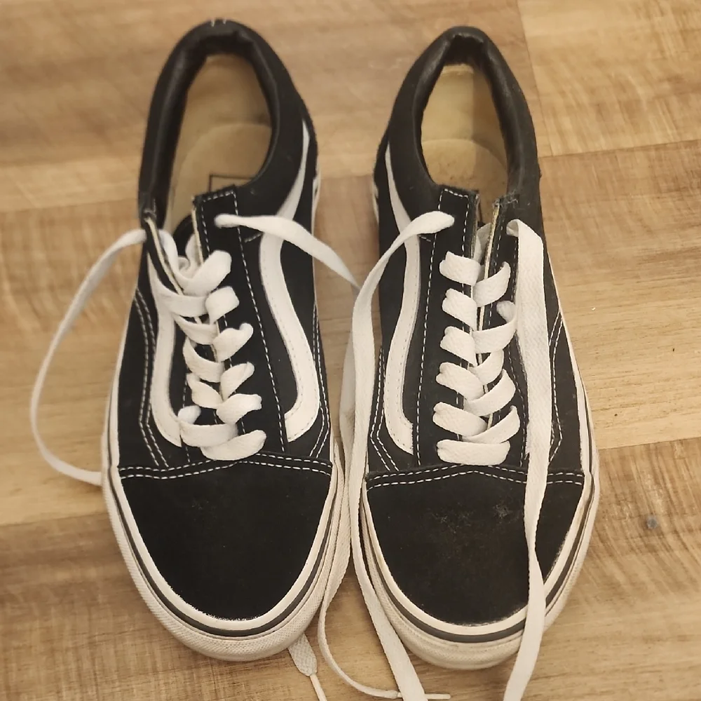 Vans Old Skool Black White Sneakers Classic Side Stripe Skate Shoes - Picture 2 of 7